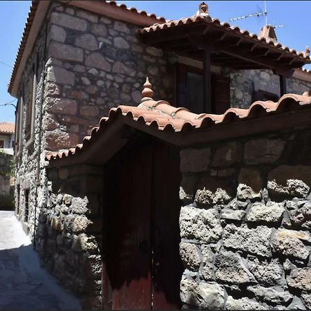 Wood And Stone In The Path Of Lava Vila Antissa Exterior foto