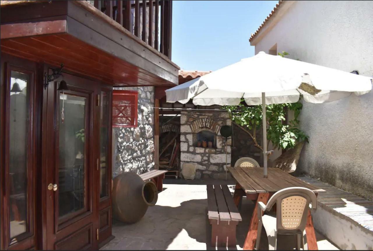 Wood And Stone In The Path Of Lava Vila Antissa Exterior foto