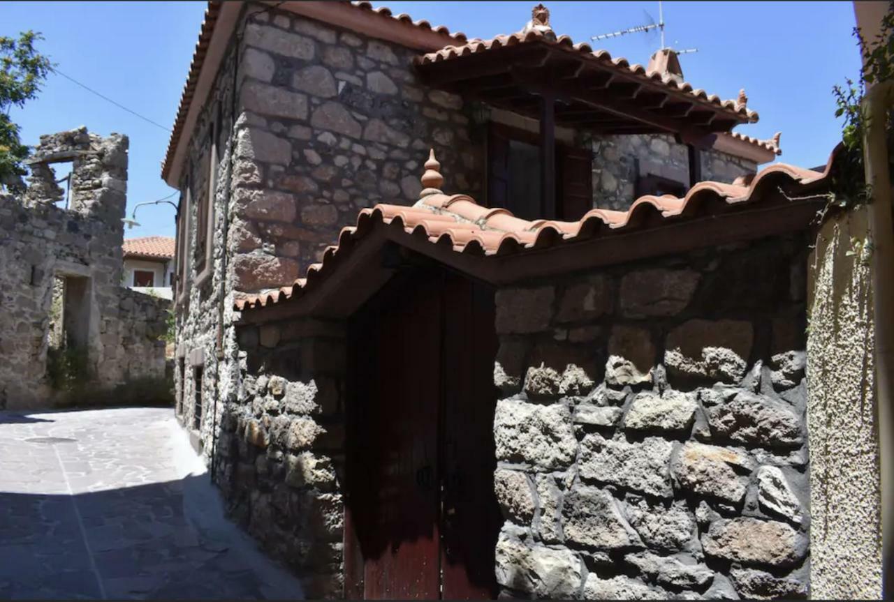 Wood And Stone In The Path Of Lava Vila Antissa Exterior foto