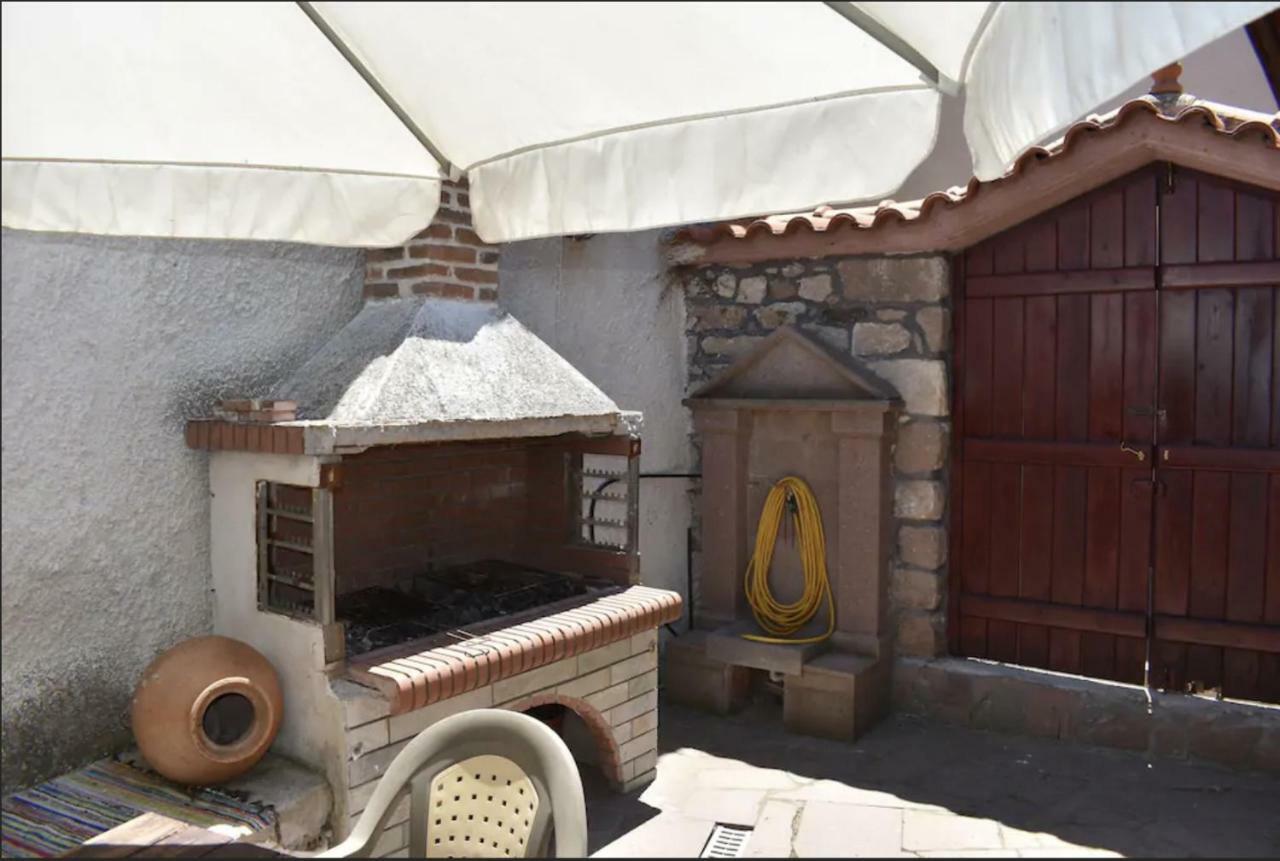 Wood And Stone In The Path Of Lava Vila Antissa Exterior foto