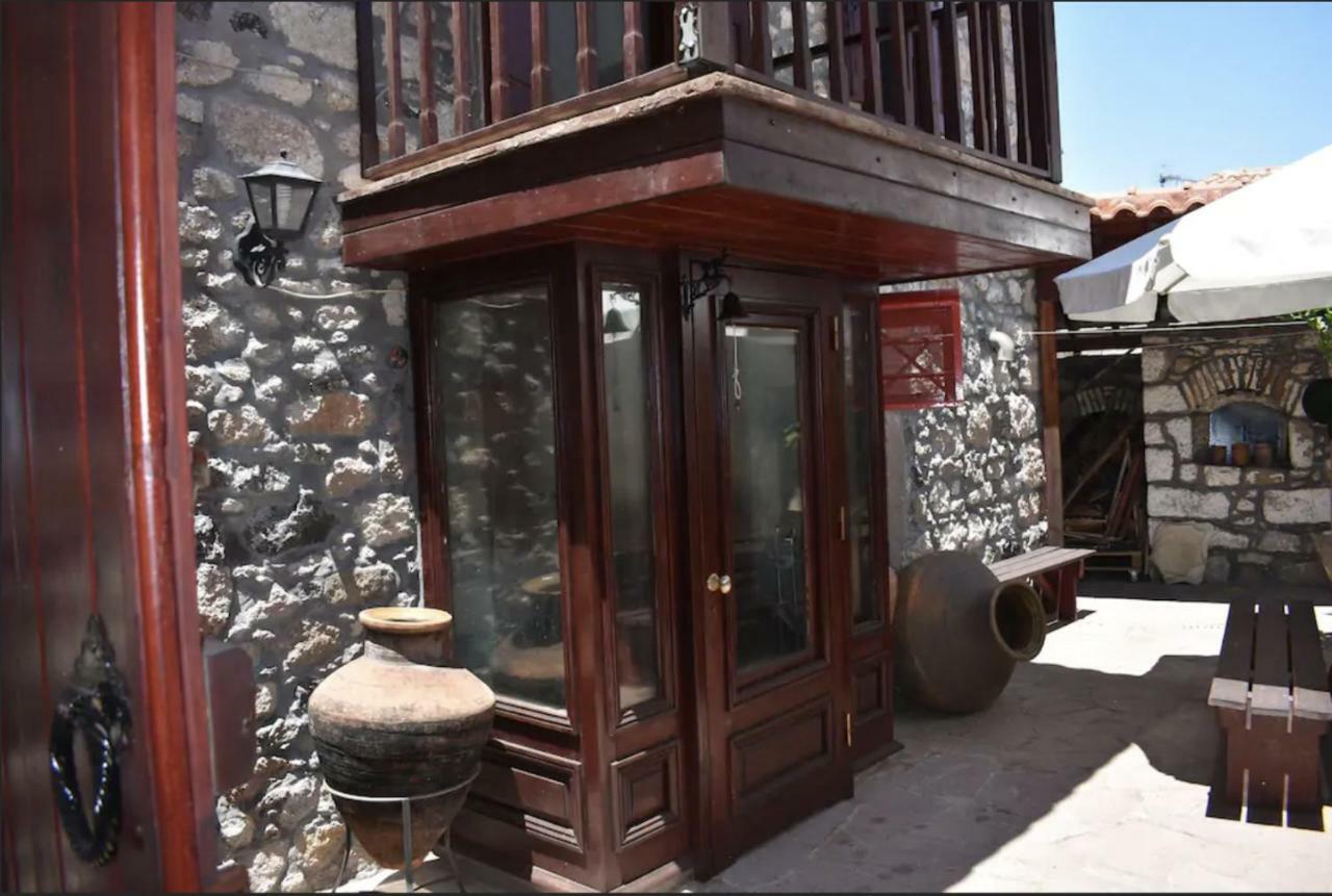 Wood And Stone In The Path Of Lava Vila Antissa Exterior foto
