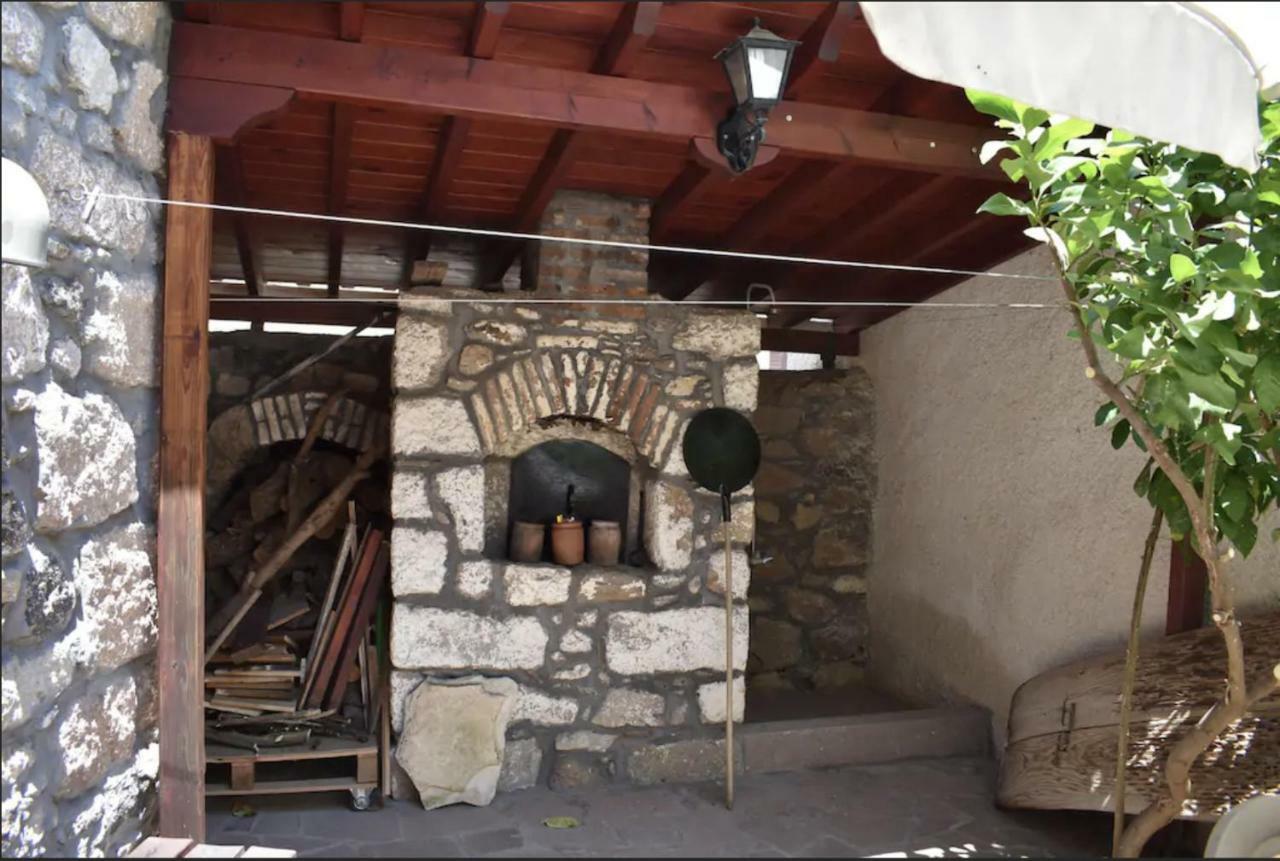 Wood And Stone In The Path Of Lava Vila Antissa Exterior foto