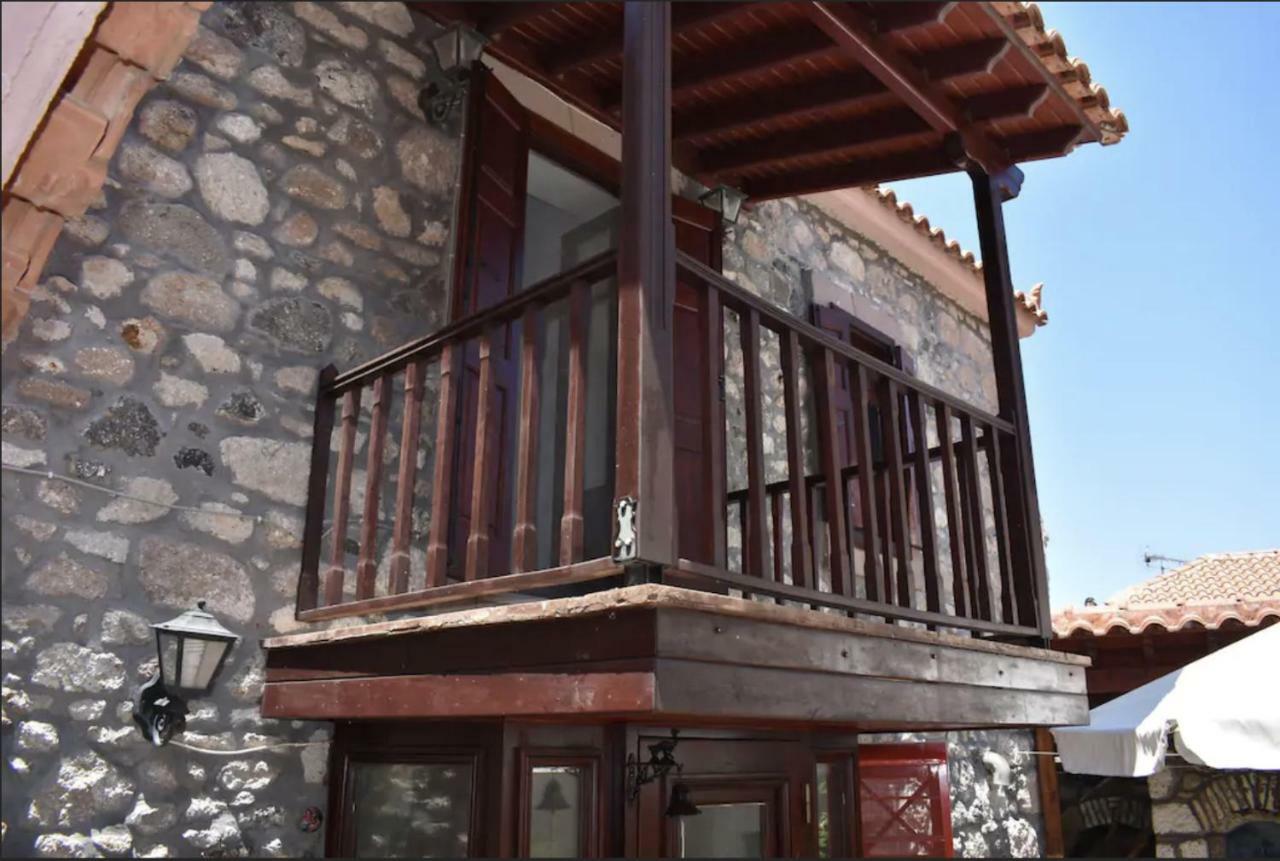 Wood And Stone In The Path Of Lava Vila Antissa Exterior foto
