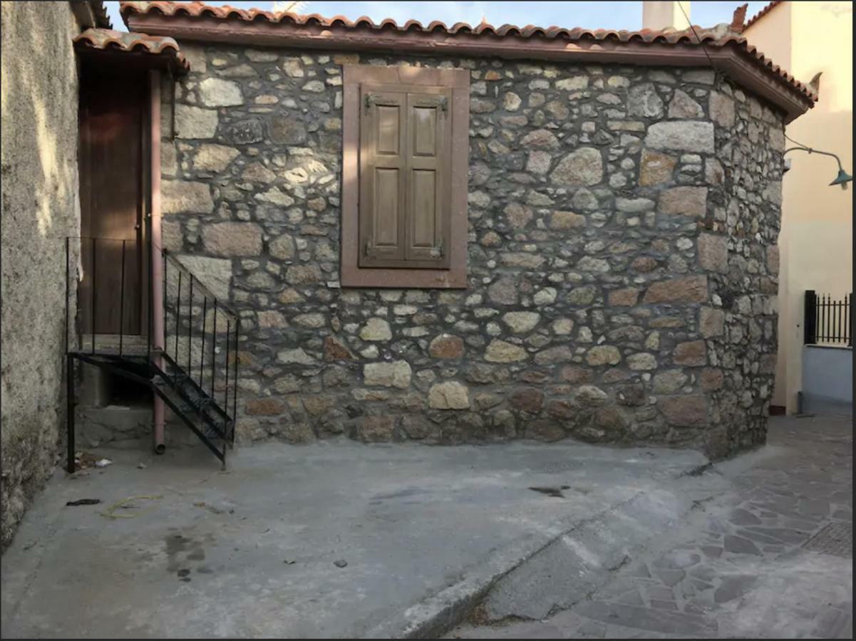 Wood And Stone In The Path Of Lava Vila Antissa Exterior foto