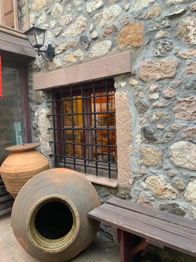 Wood And Stone In The Path Of Lava Vila Antissa Exterior foto